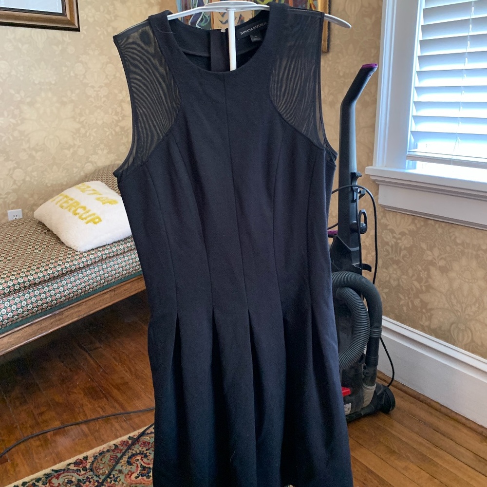 Banana Republic back exposed zip dress with stretch. Most flattering‎ fit ever